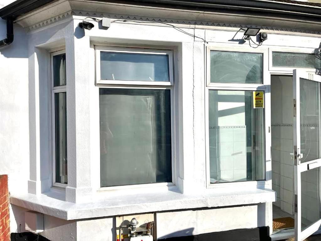 Southall Stays Near Heathrow Ub2 Exterior foto