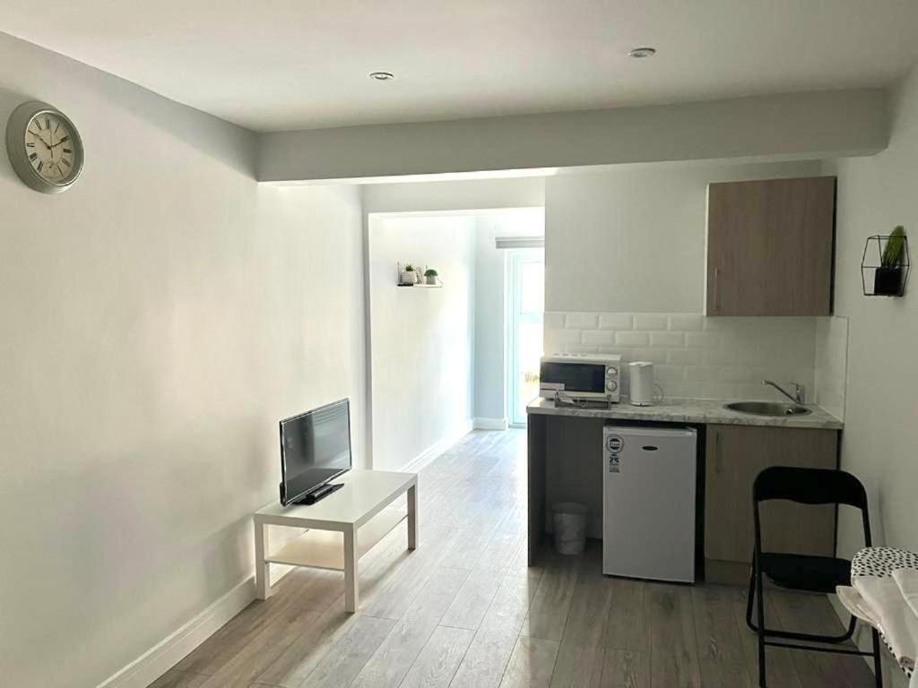 Southall Stays Near Heathrow Ub2 Exterior foto